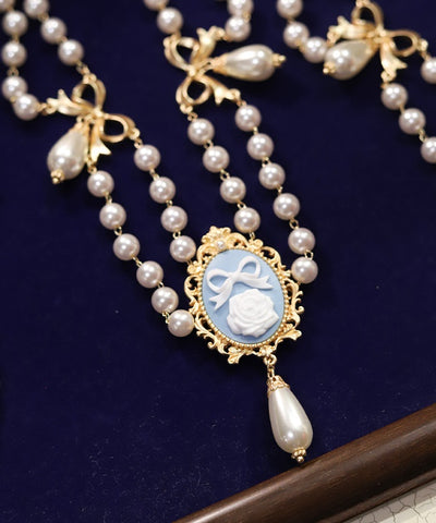 Cameo Style Pearl Choker