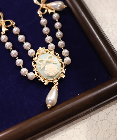 Cameo Style Pearl Choker