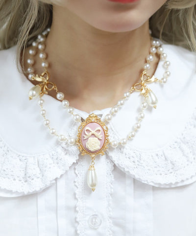 Cameo Style Pearl Choker