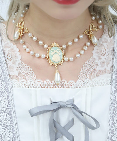 Cameo Style Pearl Choker