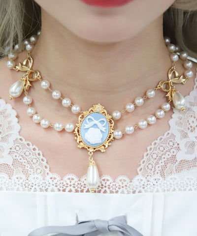 Cameo Style Pearl Choker