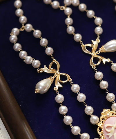 Cameo Style Pearl Choker