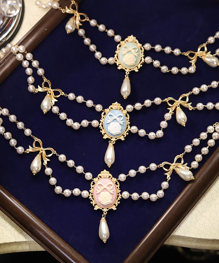 Cameo Style Pearl Choker