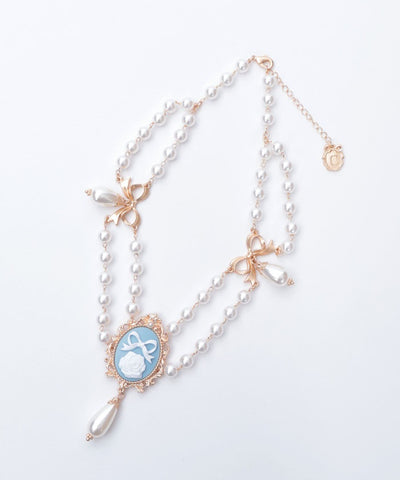 Cameo Style Pearl Choker