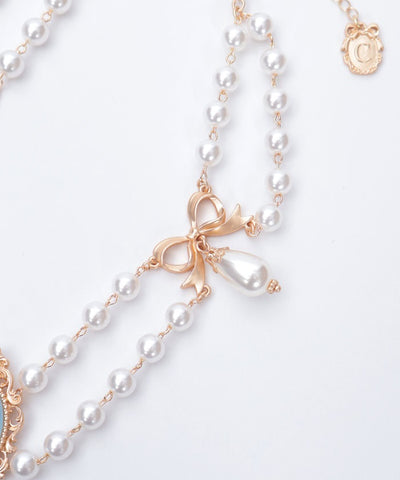 Cameo Style Pearl Choker