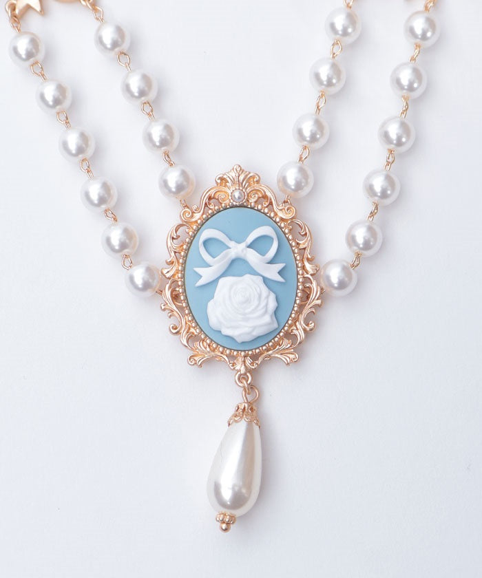 Cameo Style Pearl Choker