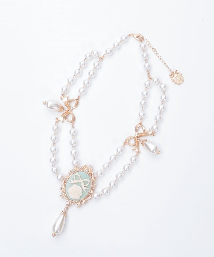Cameo Style Pearl Choker