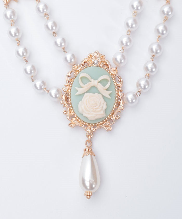 Cameo Style Pearl Choker