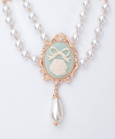 Cameo Style Pearl Choker