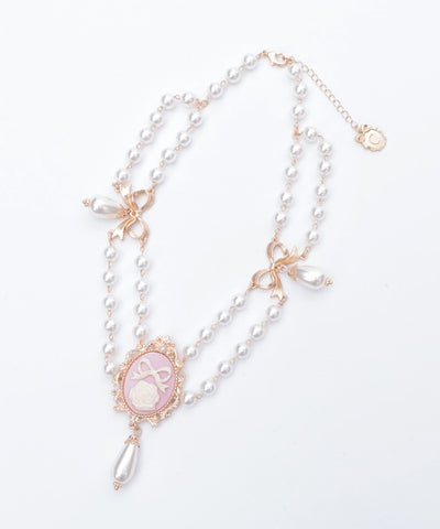 Cameo Style Pearl Choker