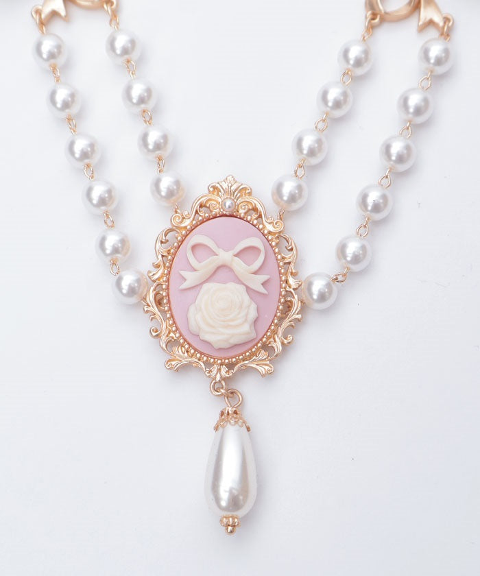 Cameo Style Pearl Choker