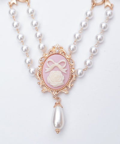 Cameo Style Pearl Choker