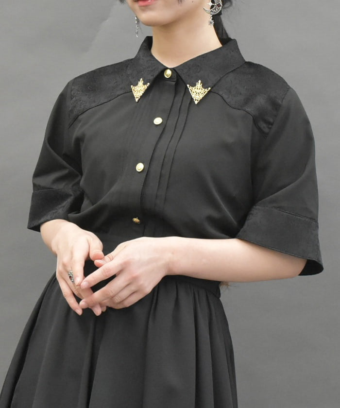 Metal Tip Collar Short Sleeve Blouse