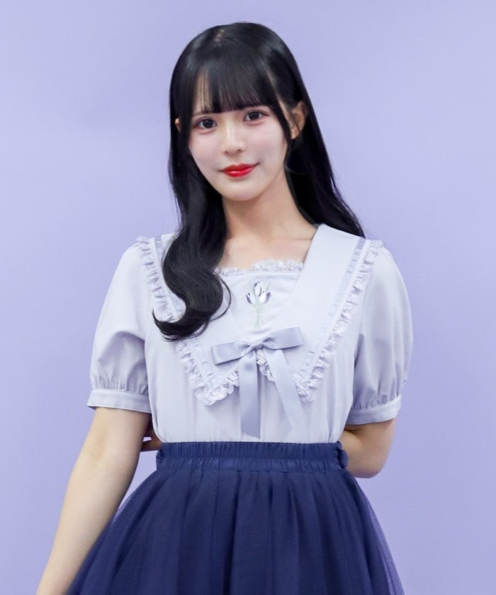 Tulip Embroidery Blouse with Ribbon