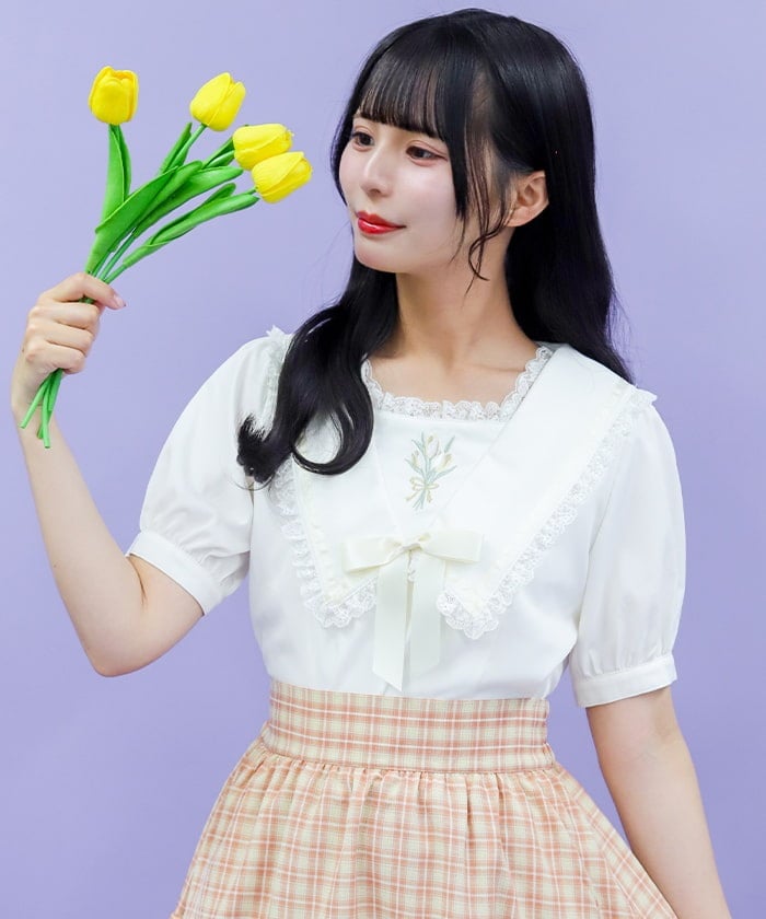 Tulip Embroidery Blouse with Ribbon