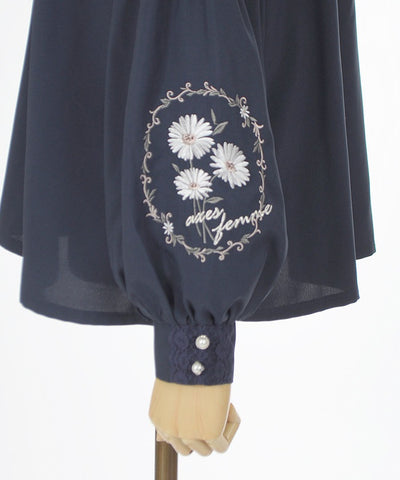 Gerbera Embroidery Volume Sleeve Blouse