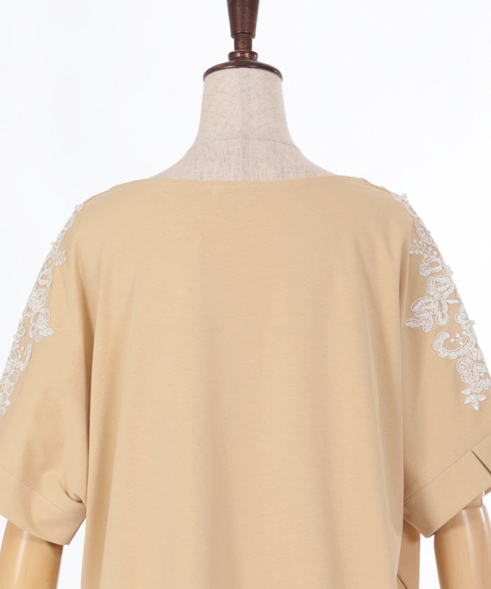 Motif Lace Cut-and-Sewn Pullover