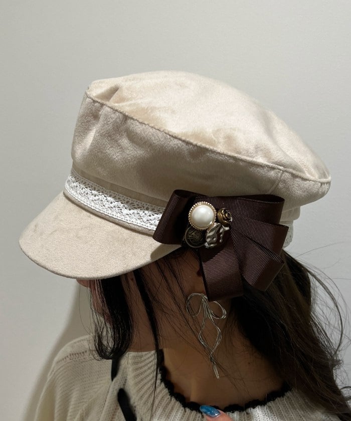 Velour Casquette with Brooch