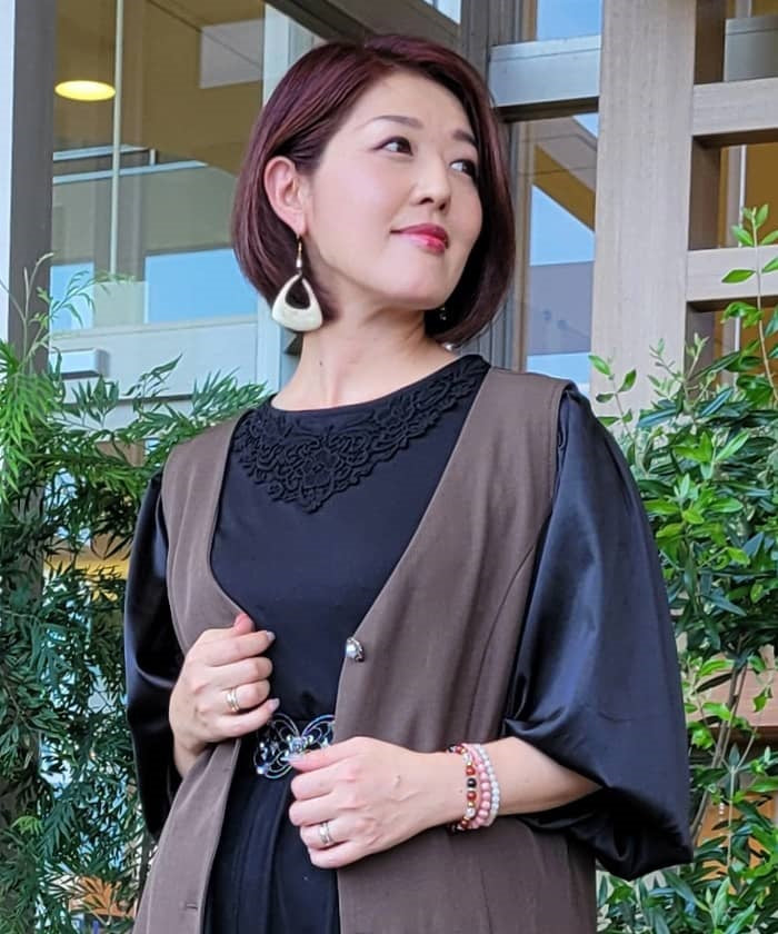 Balloon Sleeve Cut-and-Sewn Pullover with Lace