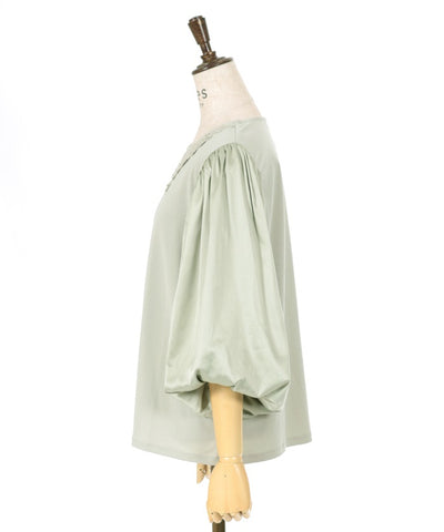 Balloon Sleeve Cut-and-Sewn Pullover with Lace