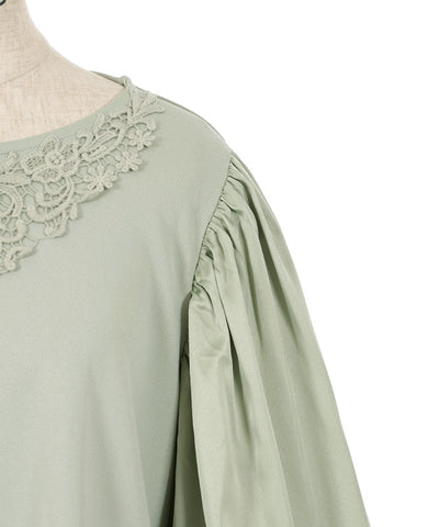 Balloon Sleeve Cut-and-Sewn Pullover with Lace