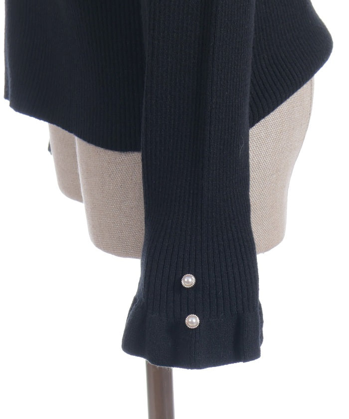 Bicolor Collar Knit Top with Brooch