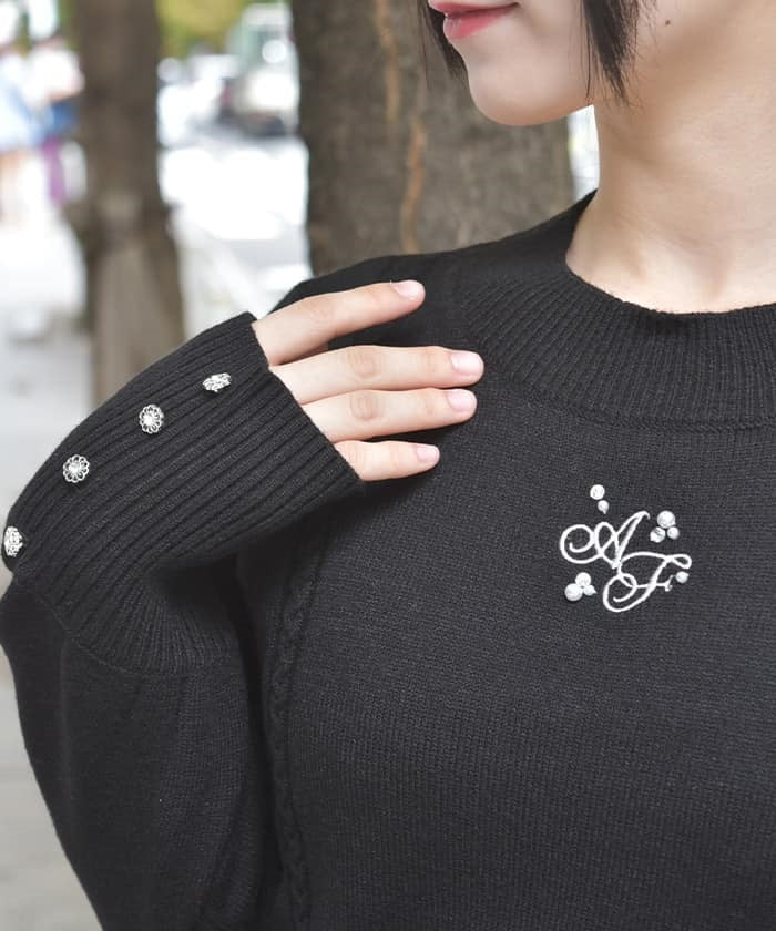 Logo Embroidery Knit with Bijoux