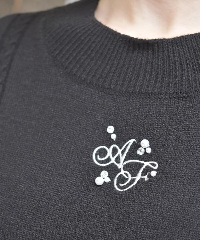 Logo Embroidery Knit with Bijoux