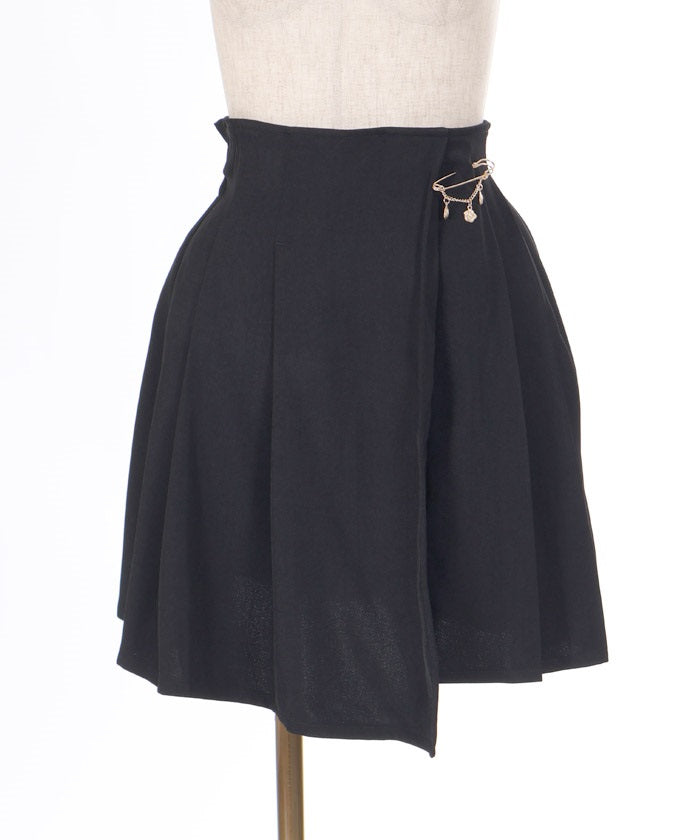 Tuck Pleated Skirt with Brooch