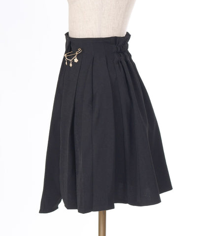 Tuck Pleated Skirt with Brooch