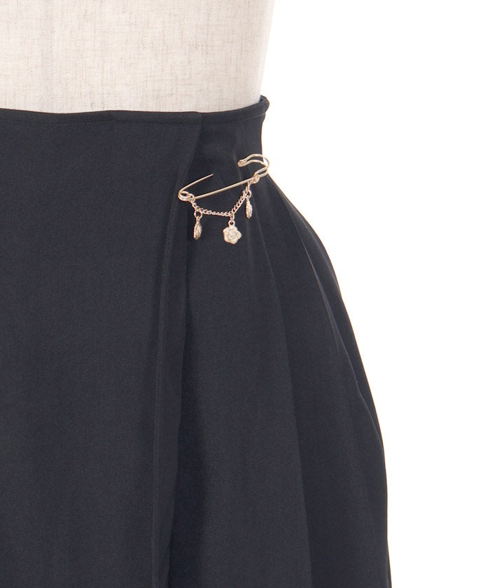 Tuck Pleated Skirt with Brooch