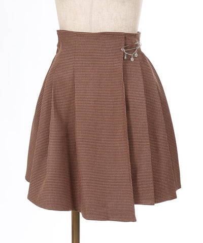 Tuck Pleated Skirt with Brooch