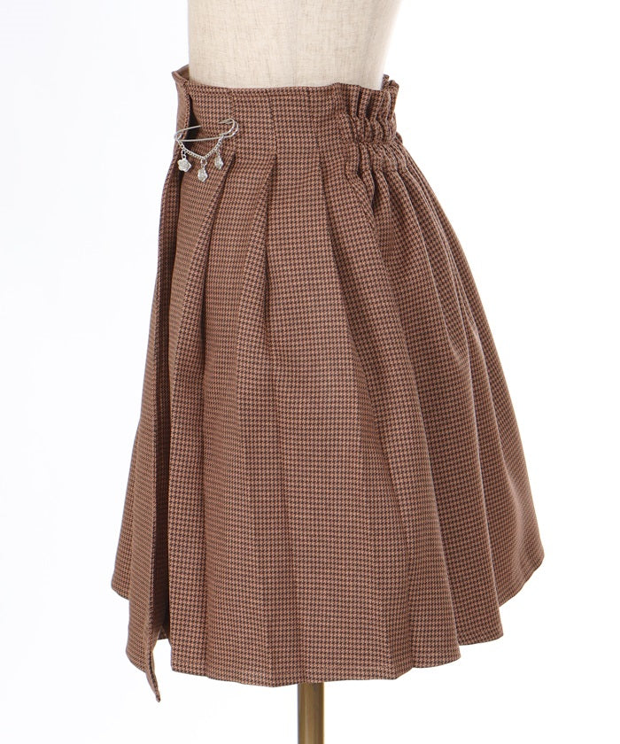 Tuck Pleated Skirt with Brooch