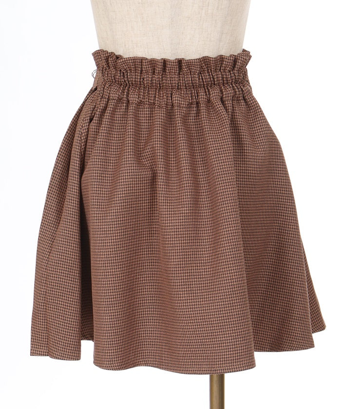 Tuck Pleated Skirt with Brooch