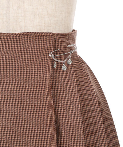 Tuck Pleated Skirt with Brooch