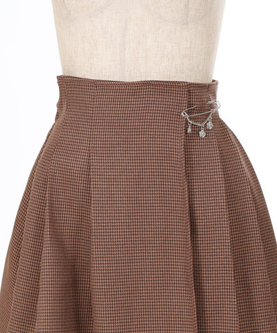 Tuck Pleated Skirt with Brooch