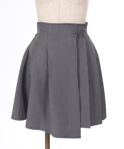 Tuck Pleated Skirt with Brooch