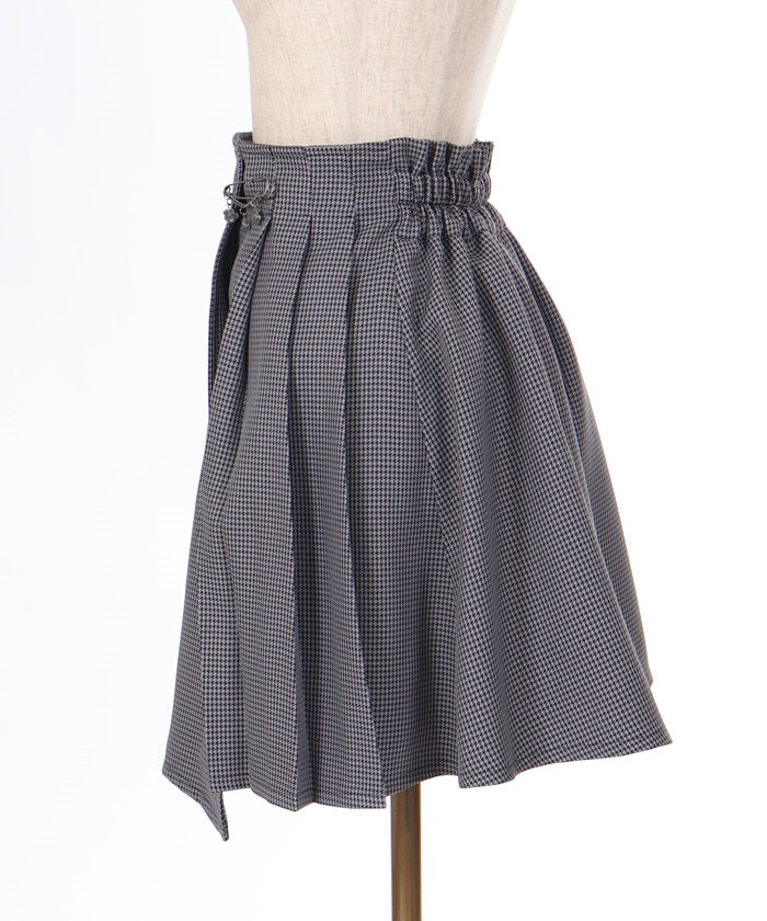 Tuck Pleated Skirt with Brooch