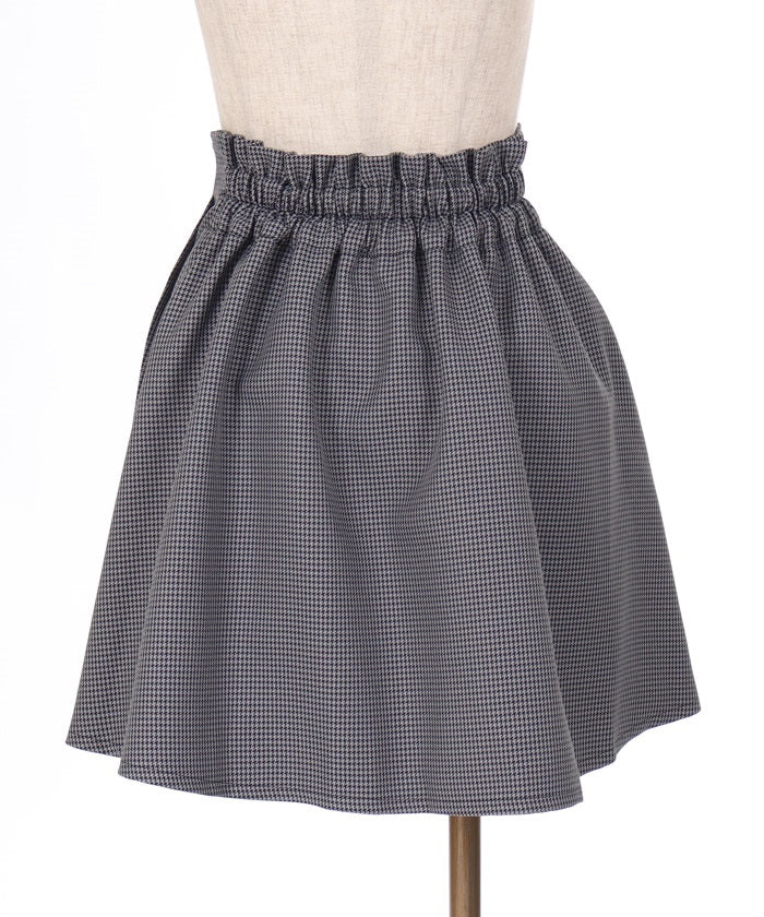 Tuck Pleated Skirt with Brooch