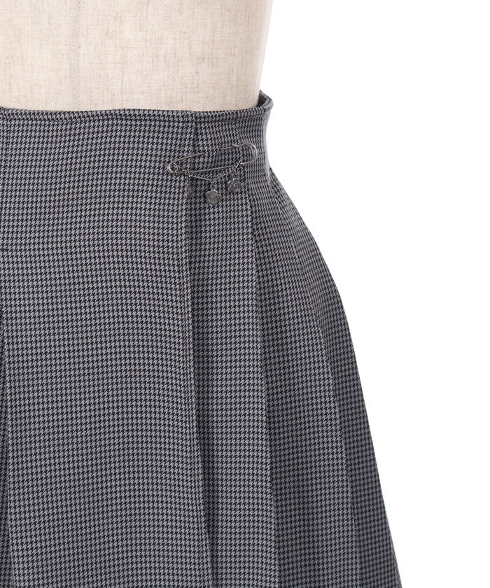 Tuck Pleated Skirt with Brooch