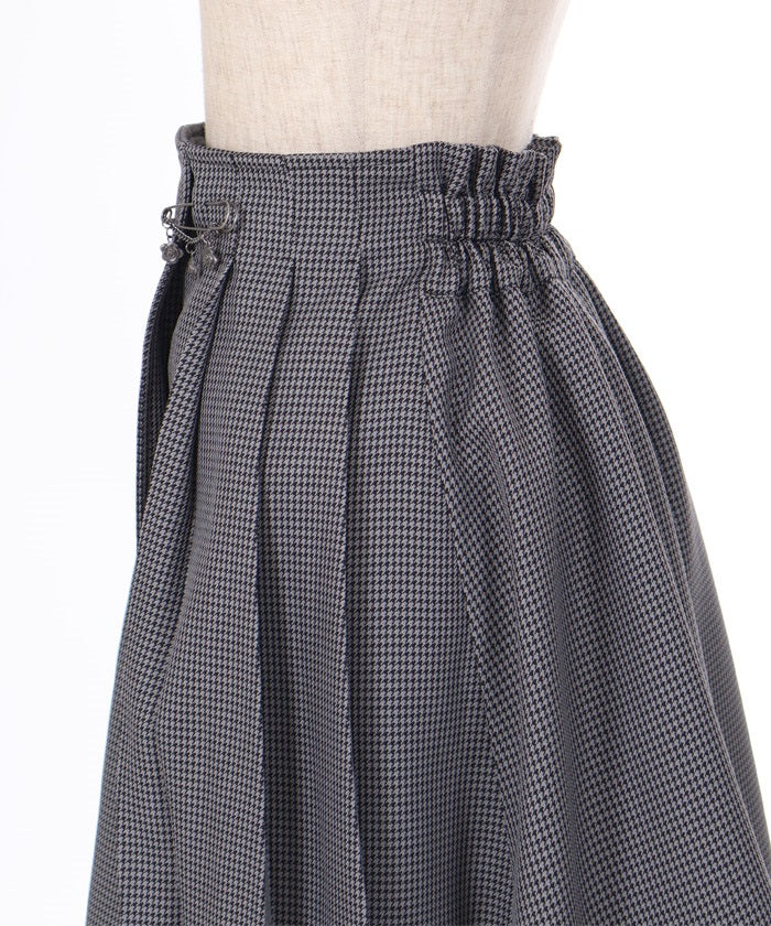 Tuck Pleated Skirt with Brooch