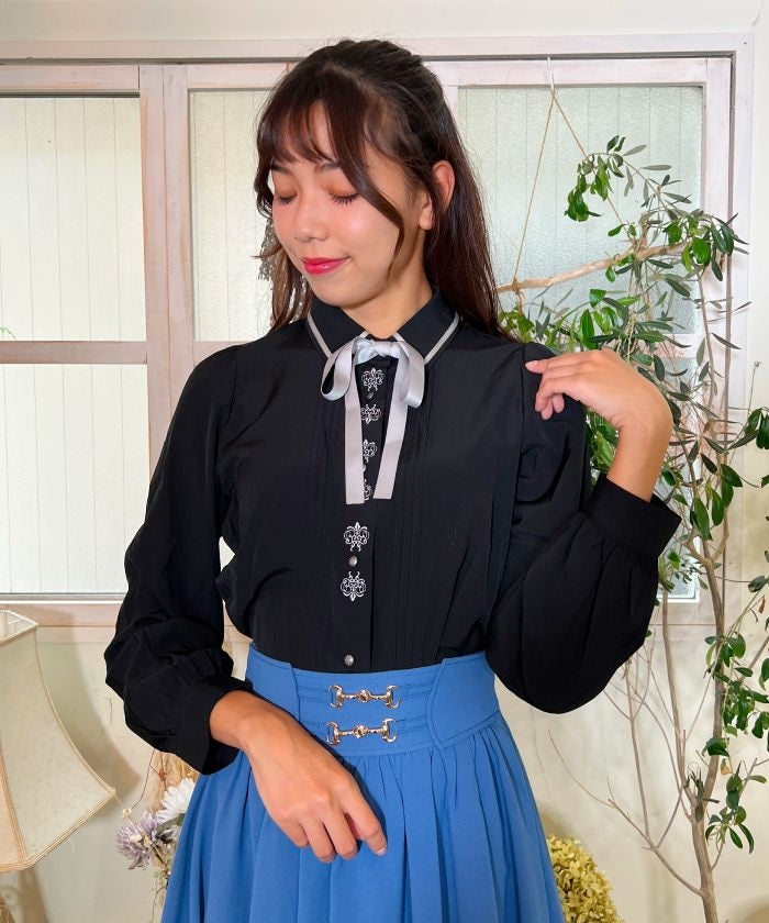 Button Frame Embroidery Blouse